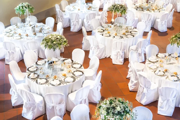 Набір столів для вечірки або весільного прийому — стокове фото