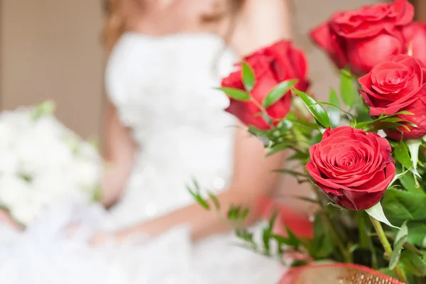 Detail nevěsty kytice červené růže — Stock fotografie