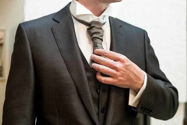 Brudgummens smoking — Stockfoto