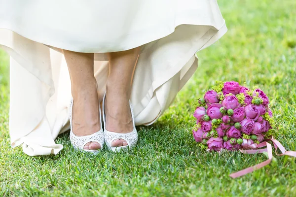 バラの花束を保持しているクローズ アップの花嫁 — ストック写真