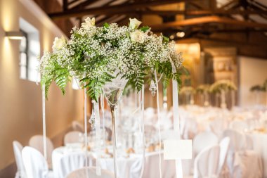 Bir etkinlik ya da düğün resepsiyonu için masa hazır.