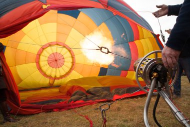 İtalya, uçan Mondov-Ocak 06,2013 renkli sıcak hava balonları