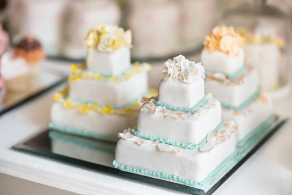 Piękny tort weselny biały — Zdjęcie stockowe