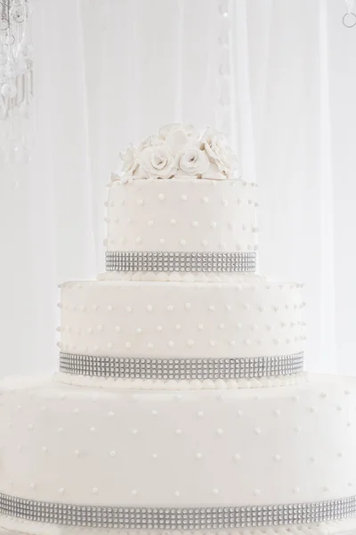 Beau gâteau de mariage blanc — Photo