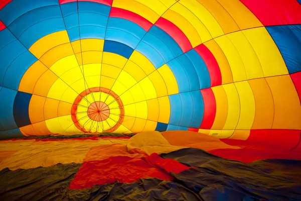 Разноцветный вид на воздушный шар изнутри — стоковое фото