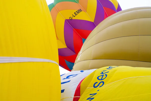山の上を飛んで熱気球 — ストック写真