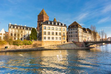 Strazburg, petite france bölge içinde su kanalı.