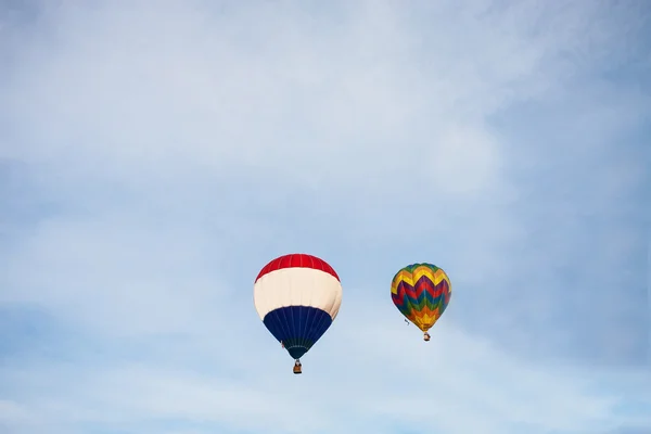 Balões de ar quente voando no céu azul — Fotografia de Stock