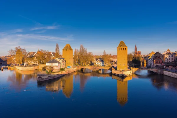 Strasbourg, középkori híd ponts couverts. Elzász, Franciaország. — Stock Fotó