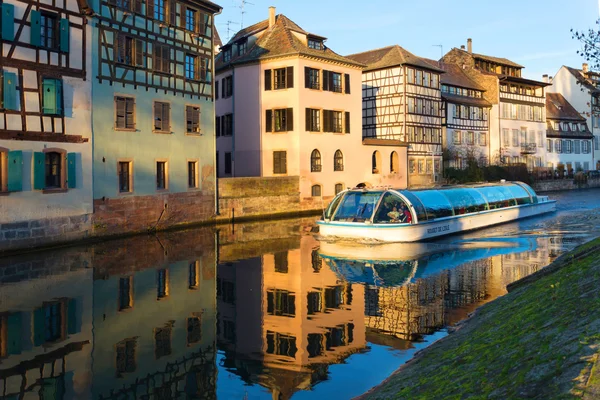 Casa tradizionale in legno in petite france, Strasburgo, Alsazia, 14 maggio 2015 — Foto Stock