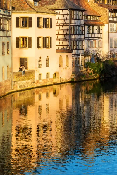 Strasbourg, csatorna, a Petite France negyedtől. Fél üdülőház hou — Stock Fotó