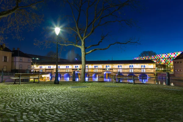Iluminación nocturna de Barrage Vauban (vertedero Vauban) en Estrasburgo — Foto de Stock