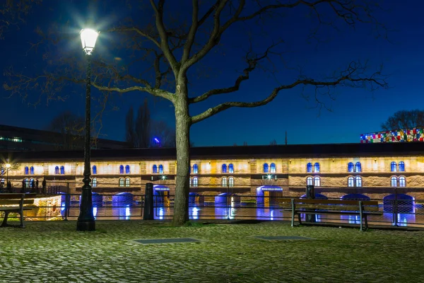 Iluminación nocturna de Barrage Vauban (vertedero Vauban) en Estrasburgo — Foto de Stock