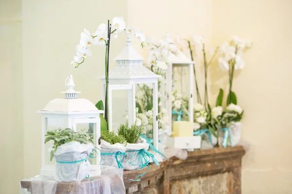 Mooie bloem bruiloft decoratie in een kerk — Stockfoto