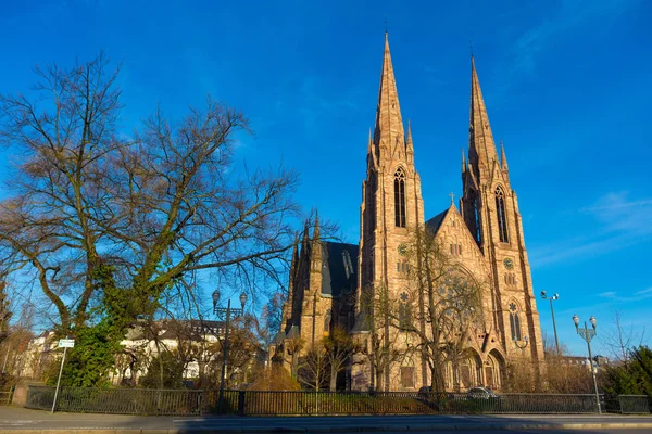Iglesia de San Pablo desde el río Ill en Estrasburgo, Alsacia, Francia — Foto de Stock