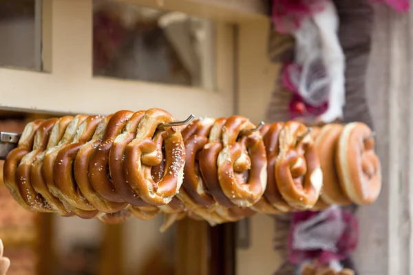 Varios pretzels colgando cerca de la tienda —  Fotos de Stock