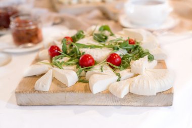 Çeşitli aperatifler ve parmak yiyecekleri.