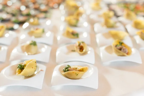 Surtido de aperitivos y alimentos para los dedos — Foto de Stock