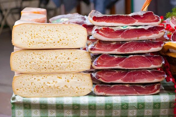 Queso y carne en el mercado —  Fotos de Stock