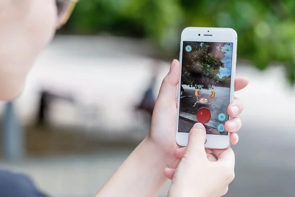 Pokemon Go app com Krabby pokemon captura em Apple iPhone 6S — Fotografia de Stock