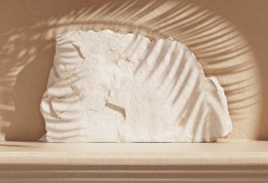 Premium taş, palmiye yaprağı gölgesiyle podyumu kaplıyor