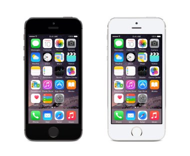 Elma alan gri ve gümüş iphone 5'ler görüntülenirken IOS tasarlanmış 8,