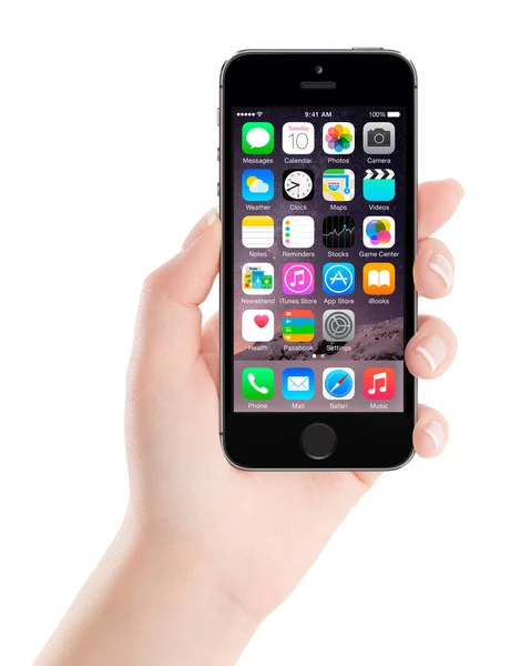 Apple Space Gray iPhone 5S displaying iOS 8 in female hand, desi — Stock Photo, Image