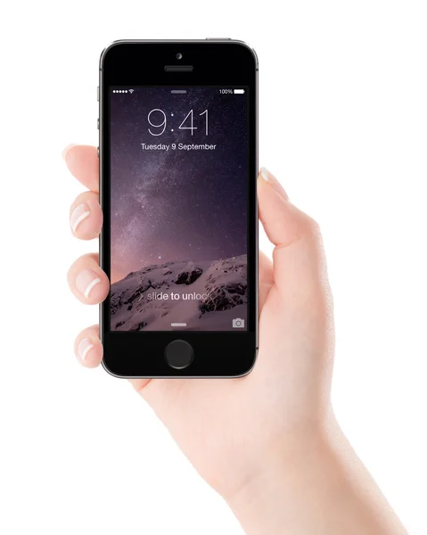 苹果空间灰色 iphone 5s 与锁屏幕上的显示中铁 — 图库照片