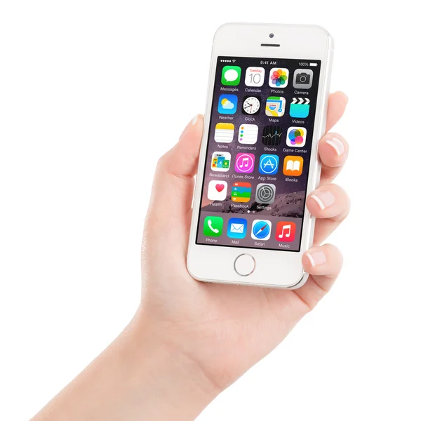 Apple Silver iPhone 5S mostrando iOS 8 en mano femenina, diseñado —  Fotos de Stock