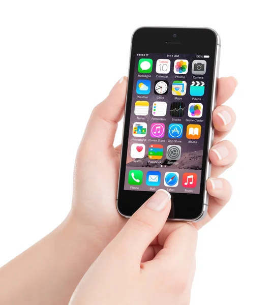 Apple Espacio Gris iPhone 5S con iOS 8 pantalla de inicio en la pantalla —  Fotos de Stock
