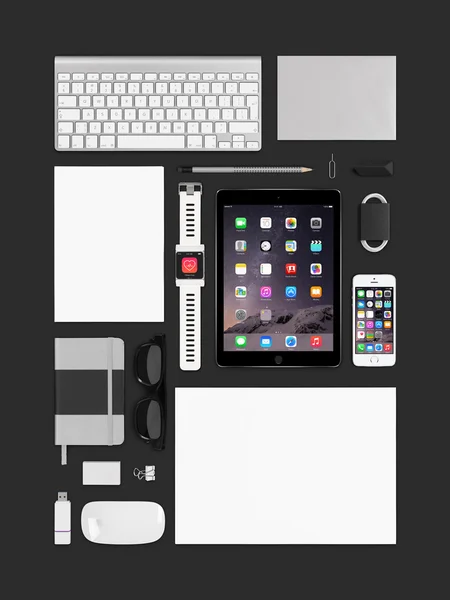苹果 ipad 空气 2、 iphone 5s、 键盘、 魔术鼠标和 smartwatc — 图库照片