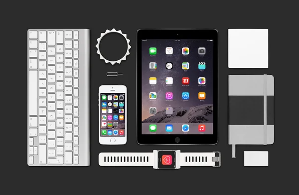 Apple κοροϊδεύω προϊόντα που αποτελούνται αέρα ipad 2, το iphone 5s, πληκτρολόγιο — Φωτογραφία Αρχείου