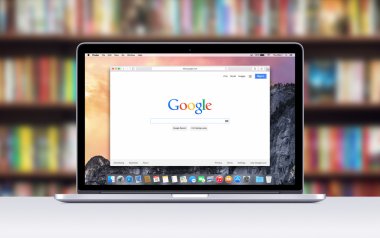 Apple Macbook Pro Google arama web sayfasını gösterir