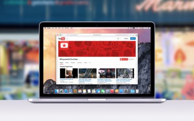 Apple Macbook Pro Retina açık bir etiket içinde gösteren Safari ile 