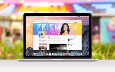 Apple Macbook Pro Katy Perry Twitter web sayfasını gösterir