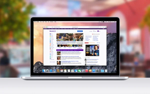 Apple Macbook Pro Yahoo web sayfasını gösterir — Stok fotoğraf