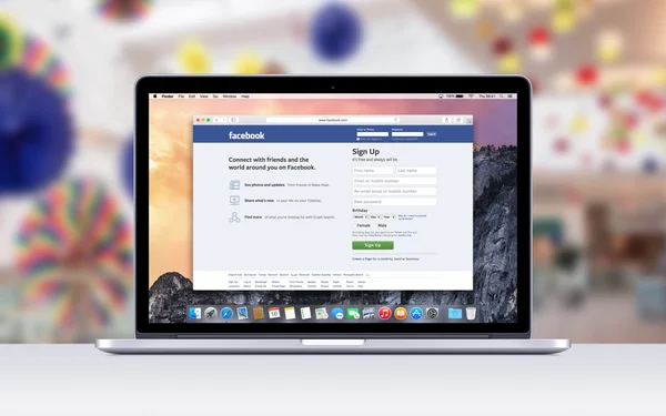 Apple MacBook Pro menampilkan halaman pendaftaran Facebook — Stok Foto