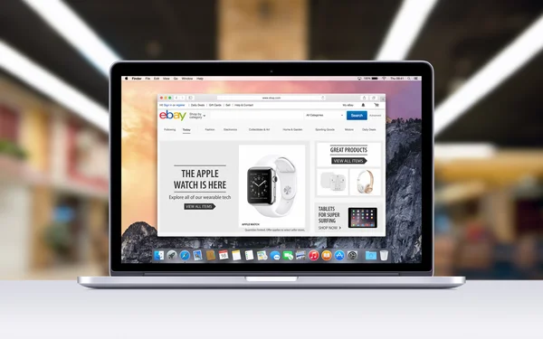 Apple MacBook Pro mostra página web do Ebay — Fotografia de Stock