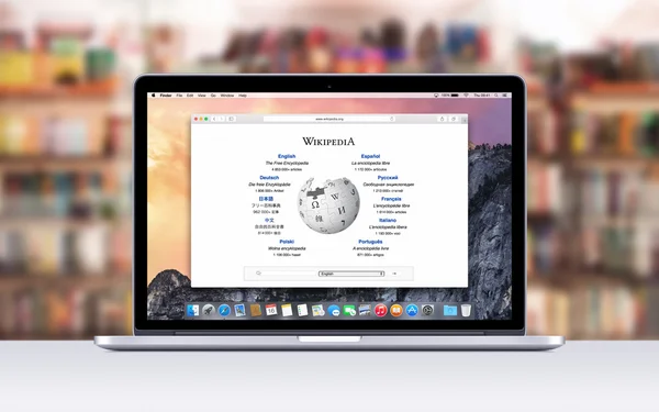 Apple Macbook Pro se zobrazí webová stránka Wikipedie — Stock fotografie