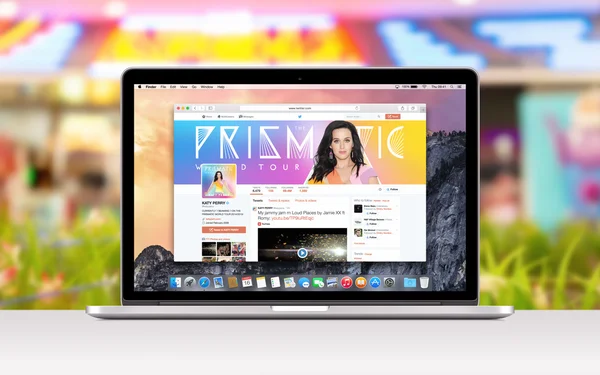 Apple Macbook Pro Katy Perry Twitter web sayfasını gösterir — Stok fotoğraf