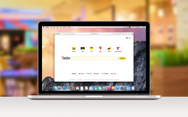 Apple MacBook Pro menampilkan halaman web pencarian Yandex — Stok Foto