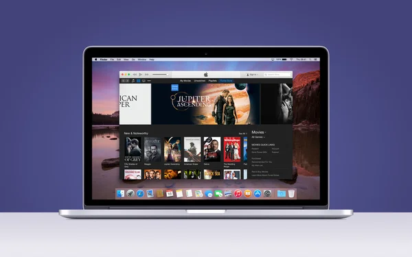 アップル Macbook Pro はオープンな itune 映画アプリ — ストック写真