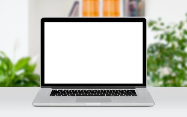 Ofis alanı mockup tabloda üstünde laptop