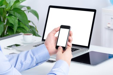 Erkek el smartphone mockup Ofis Masası'nı kullanarak