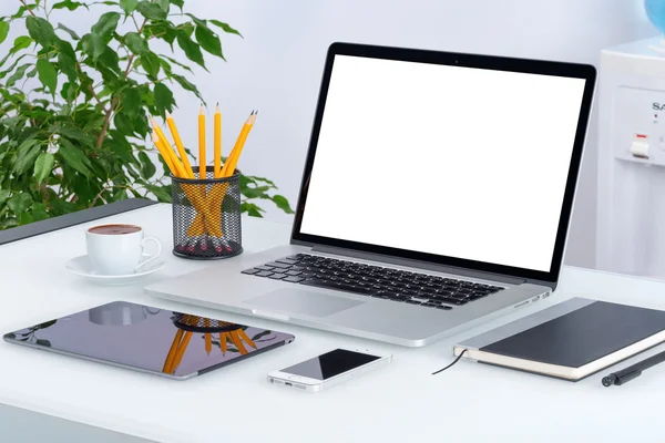 Açık dizüstü mockup dijital tablet ve smartphone ile