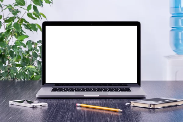 Mockup de computador portátil com tela em branco na mesa de escritório — Fotografia de Stock