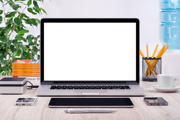 çalışma alanı açık dizüstü mockup farklı becerikli alet ile