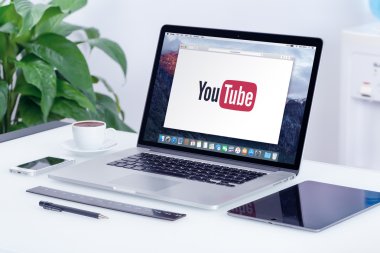 Apple Macbook Pro ekran logosuna YouTube