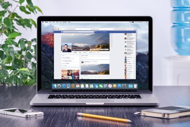 Facebook Timeline üzerinde Apple Macbook Pro kullanıcı profilinde