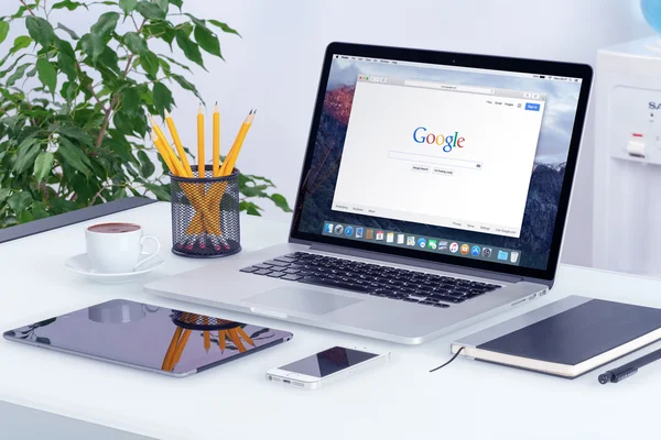 Apple macbook pro mit Google-Suchseite — Stockfoto